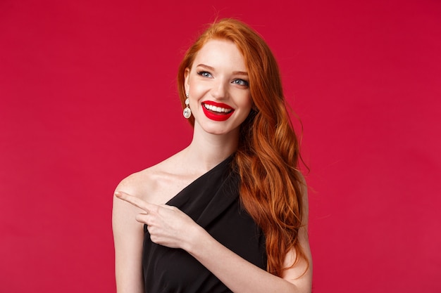 portret van een jonge roodharige vrouw met lang krullend rood natuurlijk haar