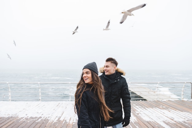 portret van een jonge schattige liefdevolle paar wandelen op het strand buiten plezier.