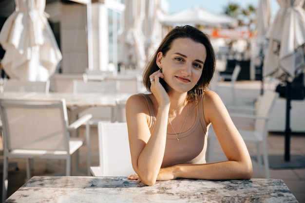 Portret van een jonge stijlvolle vrouw in een café