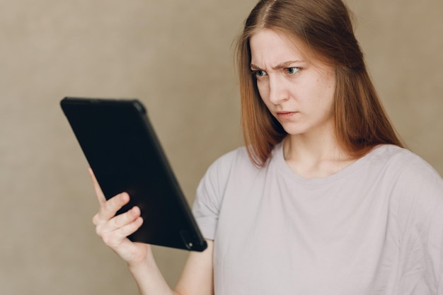 Foto portret van een jonge student actrice die een rol leert vrouw met een digitale tablet acteren test casting film film acteren audities