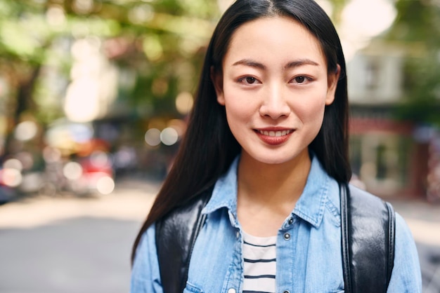 Portret van een jonge Vietnamese vrouw met een grote glimlach op haar gezicht