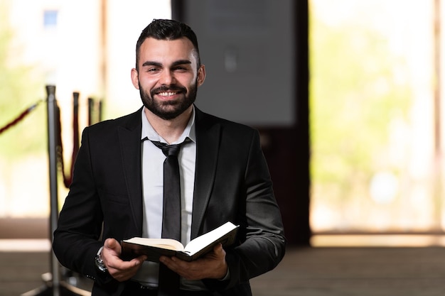 Portret van een jonge volwassen moslimman die bidt in de moskee