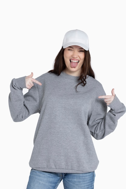 Portret van een jonge volwassene die een hoodie-mockup draagt