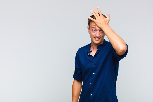 Portret van een jonge vrolijke man