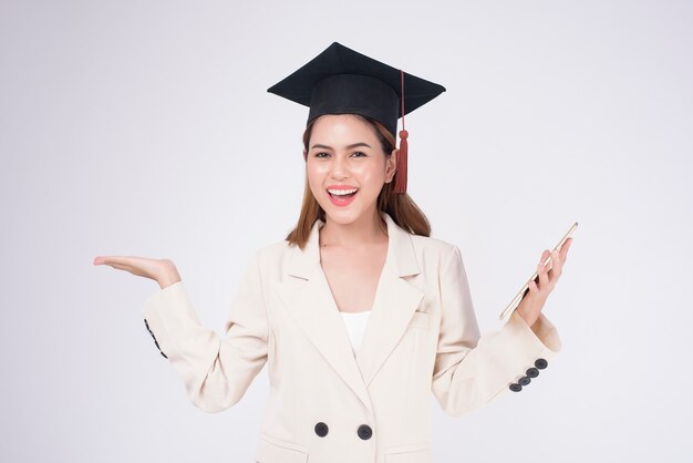 Portret van een jonge vrouw afgestudeerd op witte achtergrond