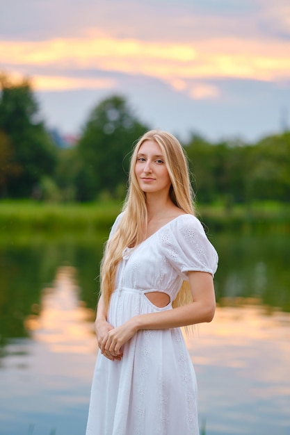 Portret van een jonge vrouw bij de rivier