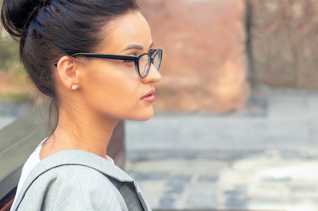 Portret van een jonge vrouw buiten