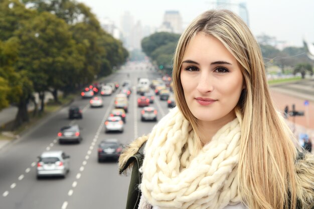 Portret van een jonge vrouw buitenshuis.