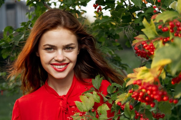 Portret van een jonge vrouw die bij gele bloemen staat