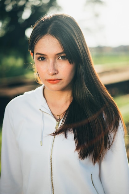Portret van een jonge vrouw die buiten staat