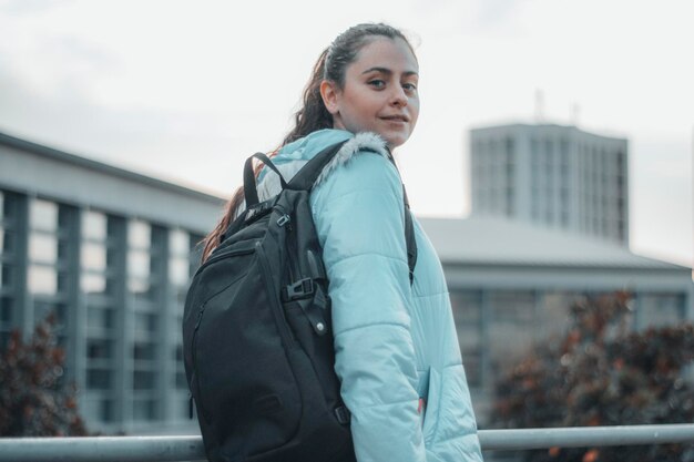 Foto portret van een jonge vrouw die buiten staat