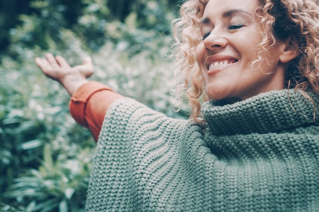 Foto portret van een jonge vrouw die buiten staat