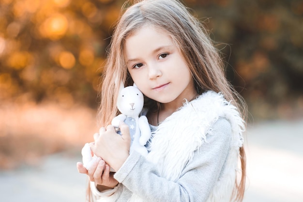 Foto portret van een jonge vrouw die buiten staat