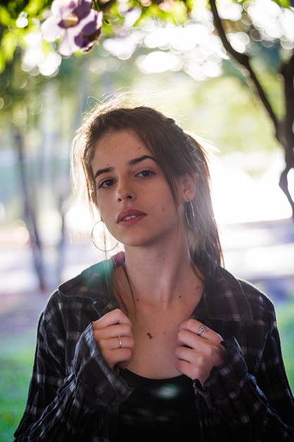 Portret van een jonge vrouw die buiten staat