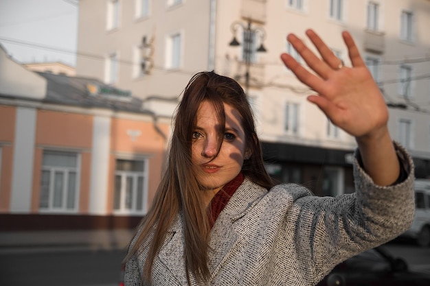 Foto portret van een jonge vrouw die buiten staat