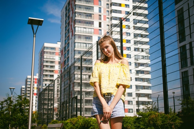 Portret van een jonge vrouw die buiten staat
