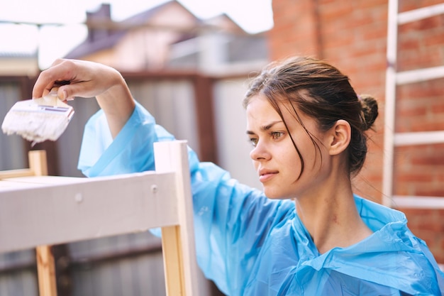 Foto portret van een jonge vrouw die buiten staat