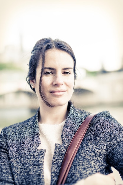 Foto portret van een jonge vrouw die buiten staat