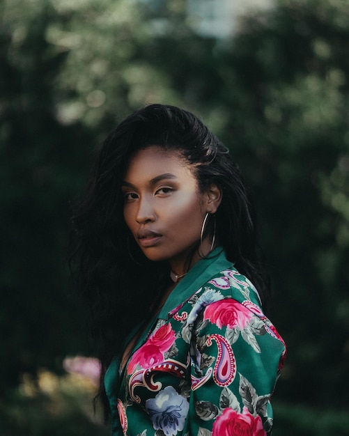 Foto portret van een jonge vrouw die buiten staat