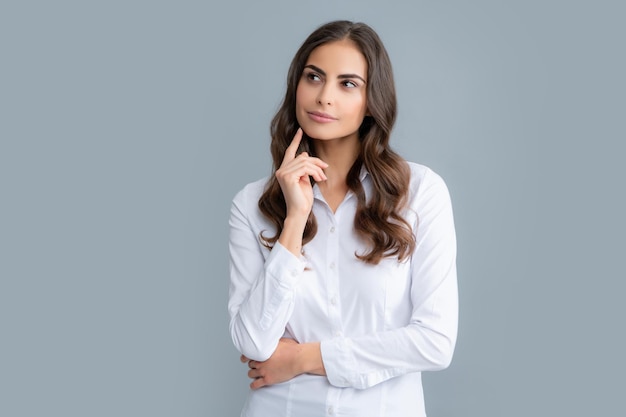 Portret van een jonge vrouw die denkt op zoek naar lege ruimte Nadenkend serieus model in studio wegkijkend Meisje dacht dat kies beslissen om problemen op te lossen