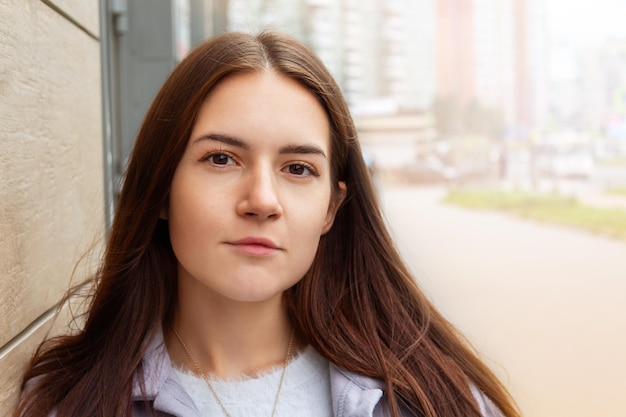 Portret van een jonge vrouw die door de straat loopt