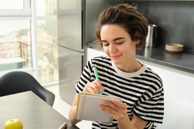 Portret van een jonge vrouw die een boek leest