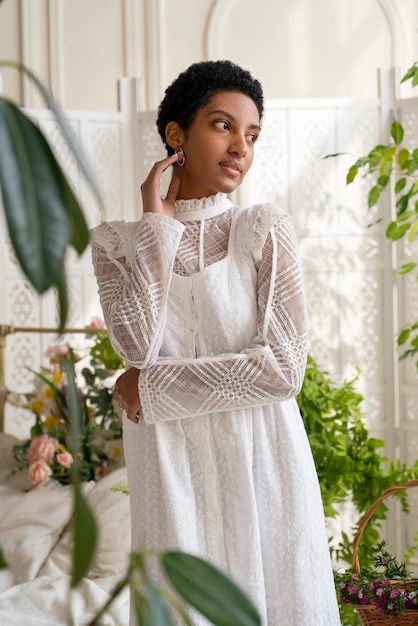 Foto portret van een jonge vrouw die een chique boho-jurk draagt tussen de bloemen