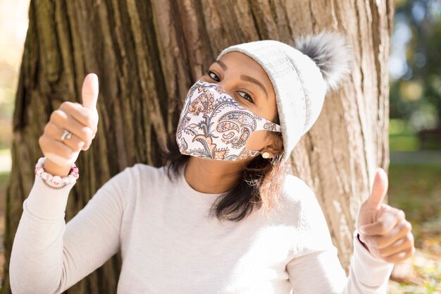 Portret van een jonge vrouw die een gezichtsmasker draagt