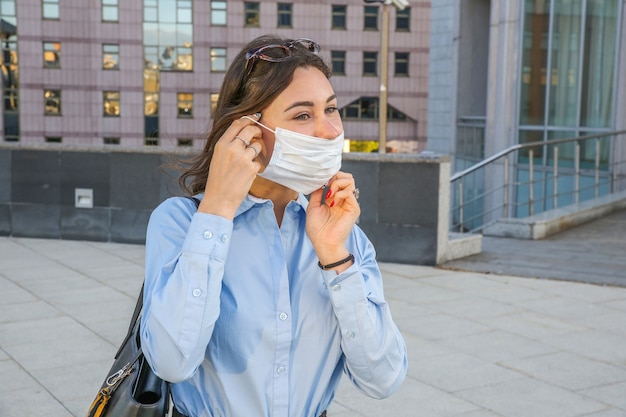 Portret van een jonge vrouw die een gezichtsmasker draagt