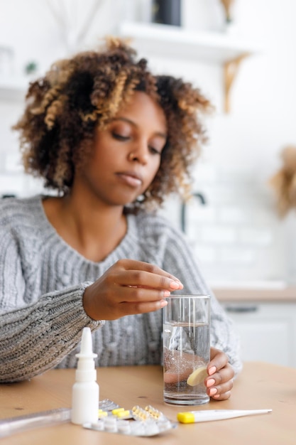 Foto portret van een jonge vrouw die een glas drinkt