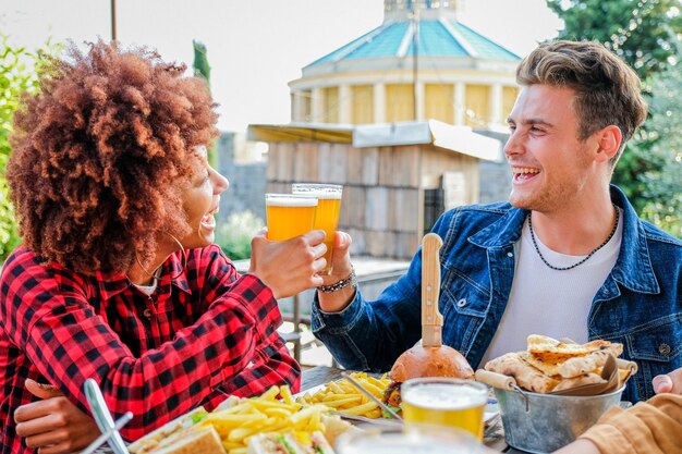 Foto portret van een jonge vrouw die eten eet