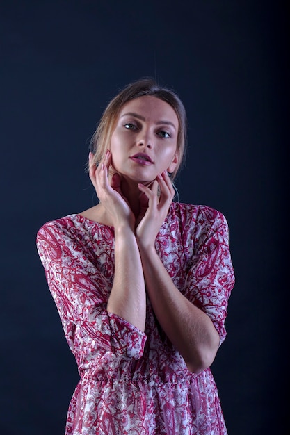 portret van een jonge vrouw die fotografeert in een fotostudio