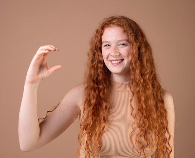 Foto portret van een jonge vrouw die gebarentaal onderwijst