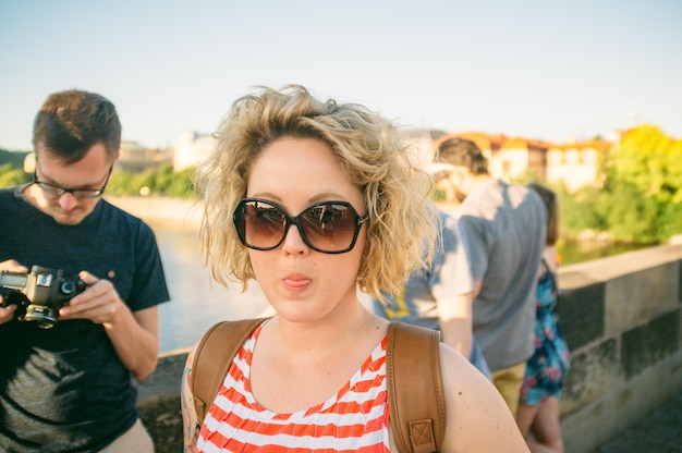 Portret van een jonge vrouw die haar tong uitsteekt
