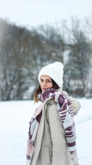 Portret van een jonge vrouw die in de sneeuw staat
