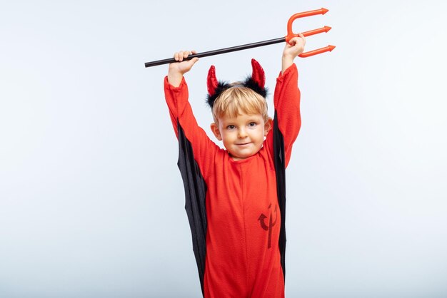 Portret van een jonge vrouw die in de sportschool oefent