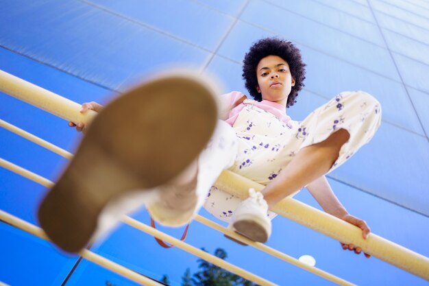 Foto portret van een jonge vrouw die in de sportschool oefent