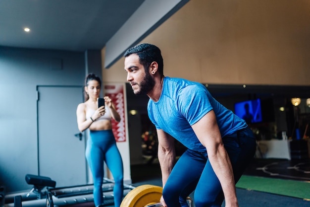 Portret van een jonge vrouw die in de sportschool traint