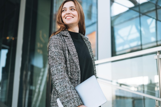 Portret van een jonge vrouw die in de stad staat