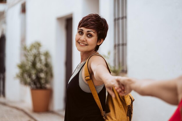 Portret van een jonge vrouw die in de stad staat