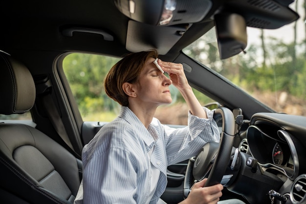 Portret van een jonge vrouw die in een auto zit
