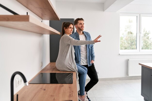 Portret van een jonge vrouw die in een kamer staat