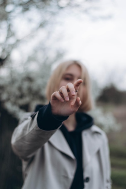 Foto portret van een jonge vrouw die in het park staat