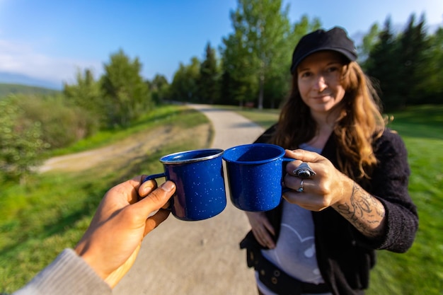 Foto portret van een jonge vrouw die koffie drinkt