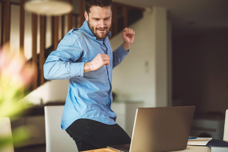 Foto portret van een jonge vrouw die laptop thuis gebruikt