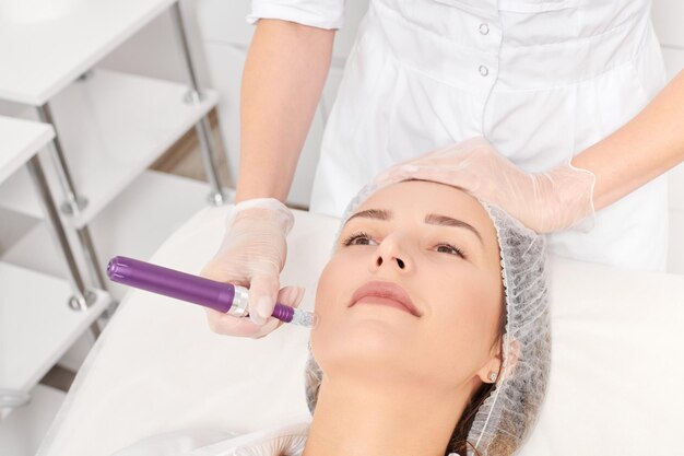 Portret van een jonge vrouw die make-up aanbrengt