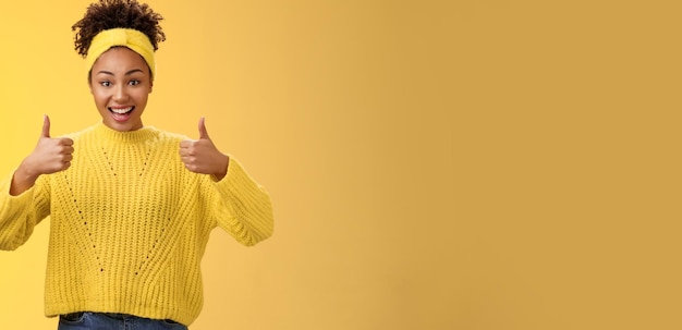 Foto portret van een jonge vrouw die melk drinkt op een gele achtergrond