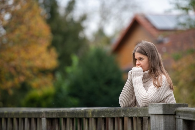 Portret van een jonge vrouw die naar buiten kijkt