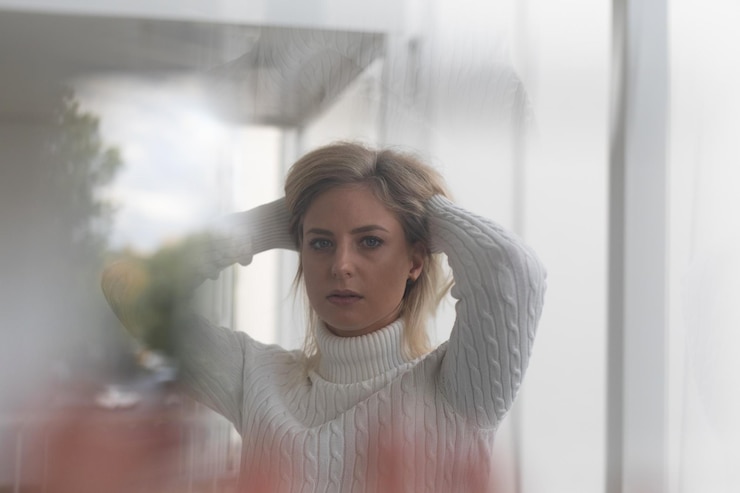 Foto portret van een jonge vrouw die naar de camera kijkt