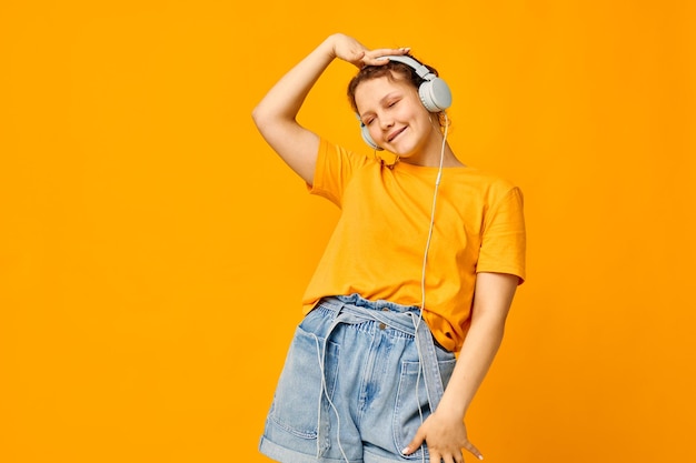 Portret van een jonge vrouw die naar muziek luistert op een koptelefoon in de stijl van een jeugdige levensstijl ongewijzigd